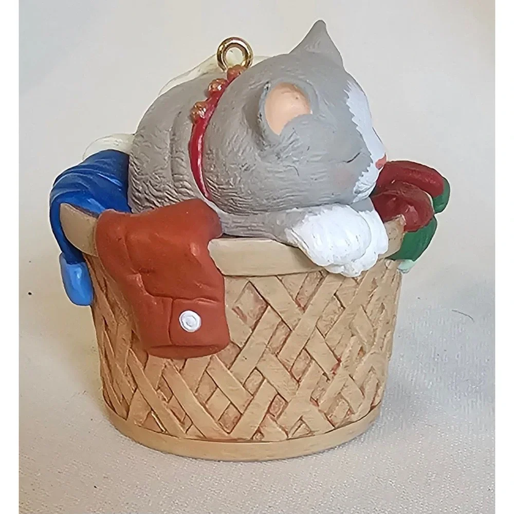 VTG Hallmark Ornament 1998 Grey White Cat in Laundry Basket Holiday Decor